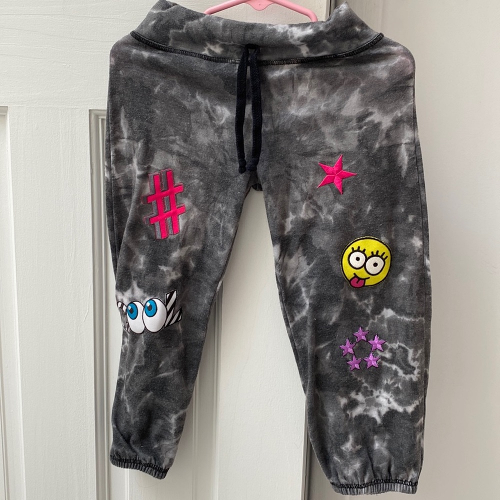 Random hearts sweatpants with patches